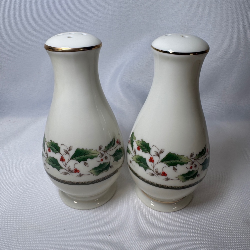 Royal Limited Holly Holiday Salt and Pepper Shakers Set Christmas Made in Japan